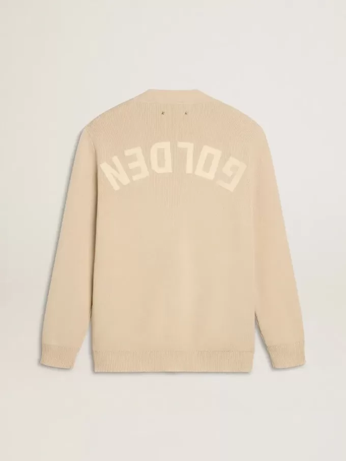 Beige kofta för herr med ”Golden”-text på ryggen Beige kofta för herr med ”Golden”-text på ryggen