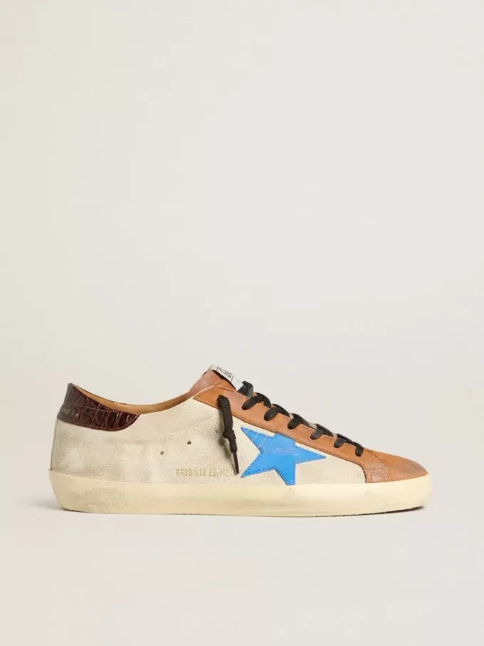 Beige Super-Star LTD för herr med ljusblå stjärna och krokodilprint på hälfliken Beige Super-Star LTD för herr med ljusblå stjärna och krokodilprint på hälfliken