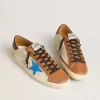 Beige Super-Star LTD för herr med ljusblå stjärna och krokodilprint på hälfliken Beige Super-Star LTD för herr med ljusblå stjärna och krokodilprint på hälfliken