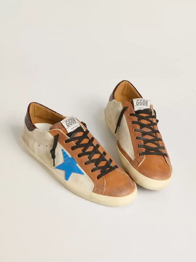 Beige Super-Star LTD för herr med ljusblå stjärna och krokodilprint på hälfliken Beige Super-Star LTD för herr med ljusblå stjärna och krokodilprint på hälfliken