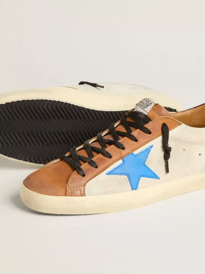 Beige Super-Star LTD för herr med ljusblå stjärna och krokodilprint på hälfliken Beige Super-Star LTD för herr med ljusblå stjärna och krokodilprint på hälfliken