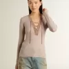 Beige ulltröja med läderdetaljer Beige ulltröja med läderdetaljer