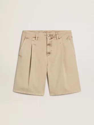 Bermudashorts för herr i beige denim med slitna detaljer Bermudashorts för herr i beige denim med slitna detaljer