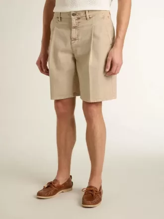 Bermudashorts för herr i beige denim med slitna detaljer Bermudashorts för herr i beige denim med slitna detaljer