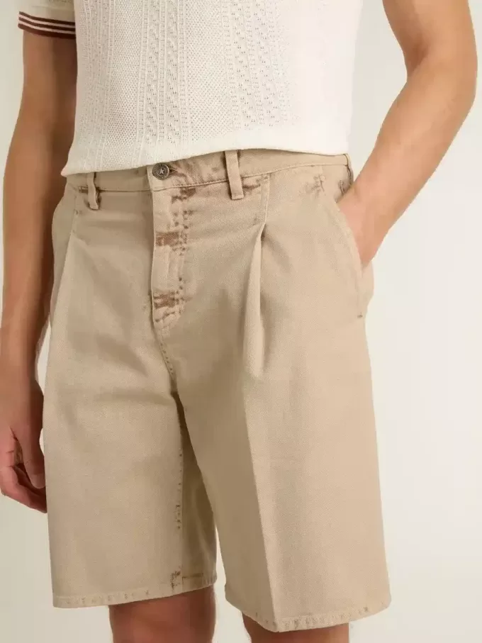Bermudashorts för herr i beige denim med slitna detaljer