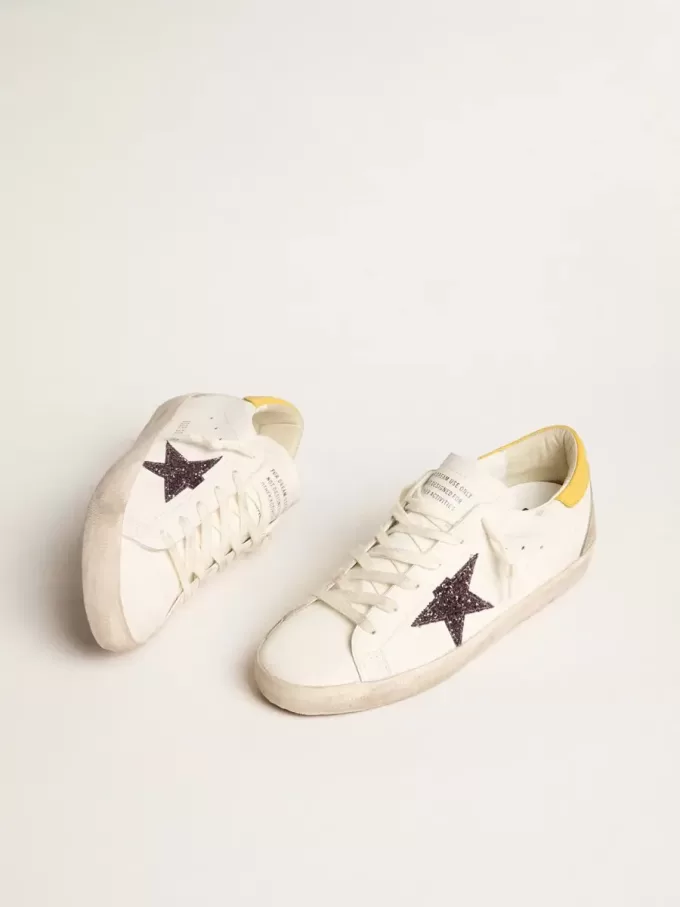 Biobaserade Super-Star för damer med röd glitterstjärna och läderflik på hälen Biobaserade Super-Star för damer med röd glitterstjärna och läderflik på hälen
