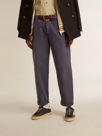 Blå chinos för herr med sliten effekt