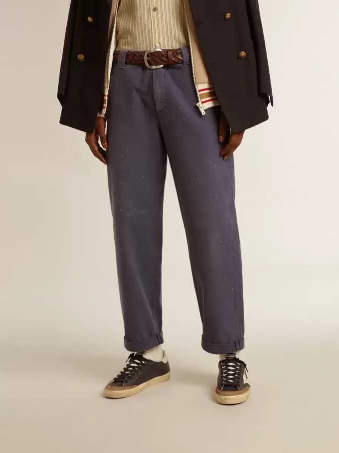 Blå chinos för herr med sliten effekt