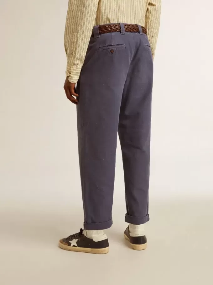 Blå chinos för herr med sliten effekt