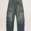 Blå jeans med slitna detaljer Blå jeans med slitna detaljer
