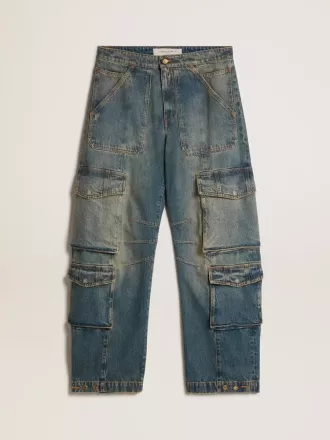 Blå jeans med slitna detaljer