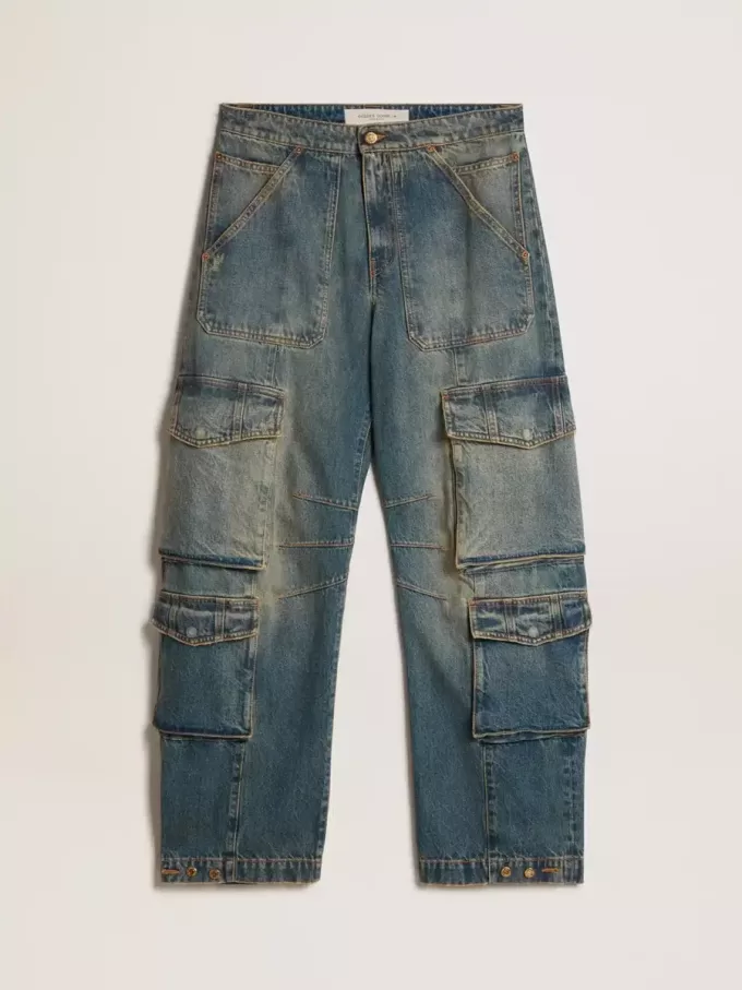 Blå jeans med slitna detaljer Blå jeans med slitna detaljer