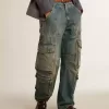 Blå jeans med slitna detaljer Blå jeans med slitna detaljer