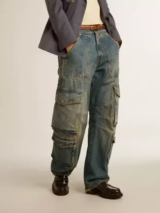 Blå jeans med slitna detaljer