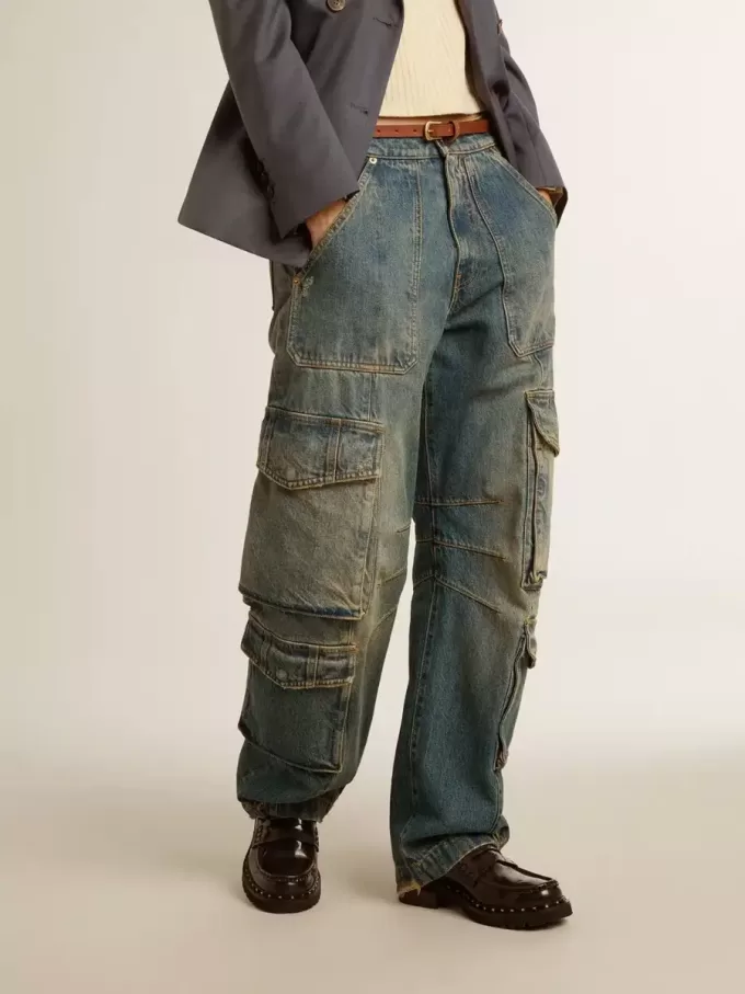 Blå jeans med slitna detaljer Blå jeans med slitna detaljer