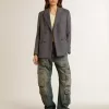Blå jeans med slitna detaljer Blå jeans med slitna detaljer