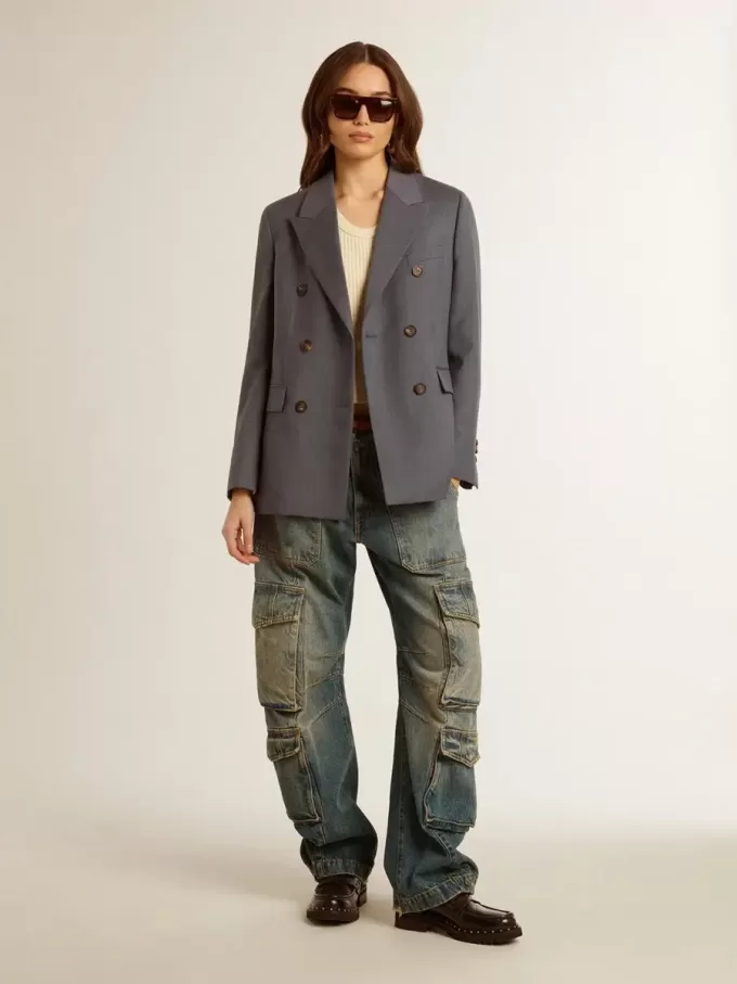 Blå jeans med slitna detaljer Blå jeans med slitna detaljer