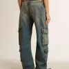 Blå jeans med slitna detaljer Blå jeans med slitna detaljer