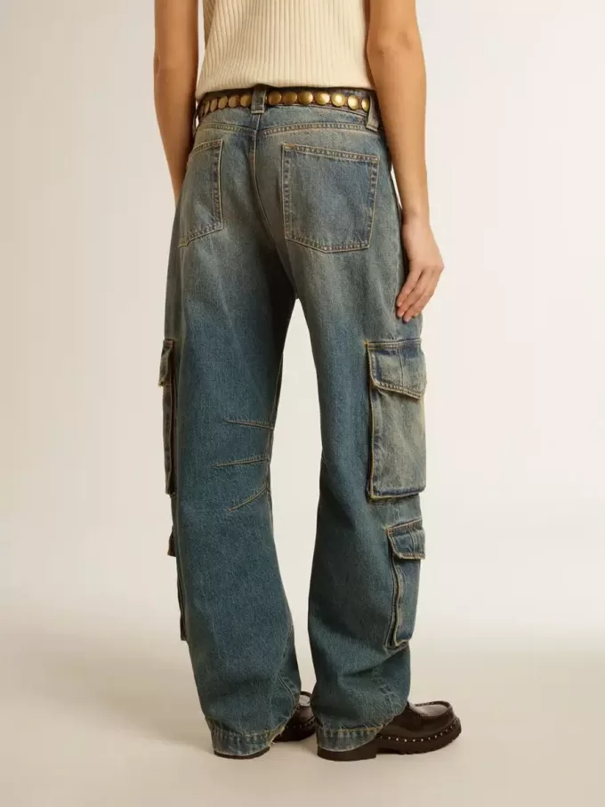 Blå jeans med slitna detaljer Blå jeans med slitna detaljer