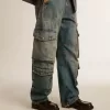 Blå jeans med slitna detaljer Blå jeans med slitna detaljer