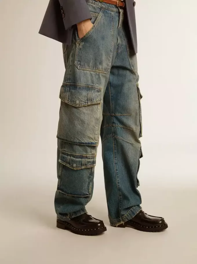 Blå jeans med slitna detaljer Blå jeans med slitna detaljer