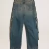 Blå jeans med slitna detaljer Blå jeans med slitna detaljer