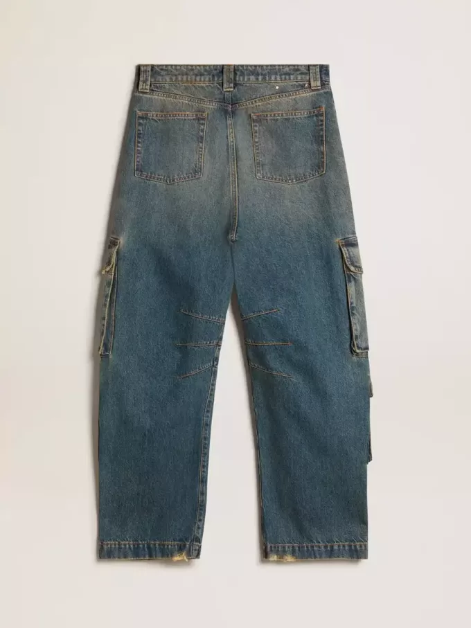 Blå jeans med slitna detaljer Blå jeans med slitna detaljer