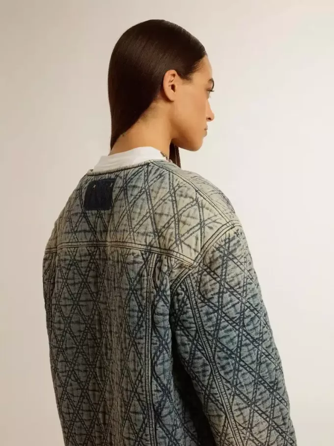 Blå quiltad jacka för dam i bomullsdenim med slitna detaljer