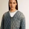Blå quiltad jacka för dam i bomullsdenim med slitna detaljer