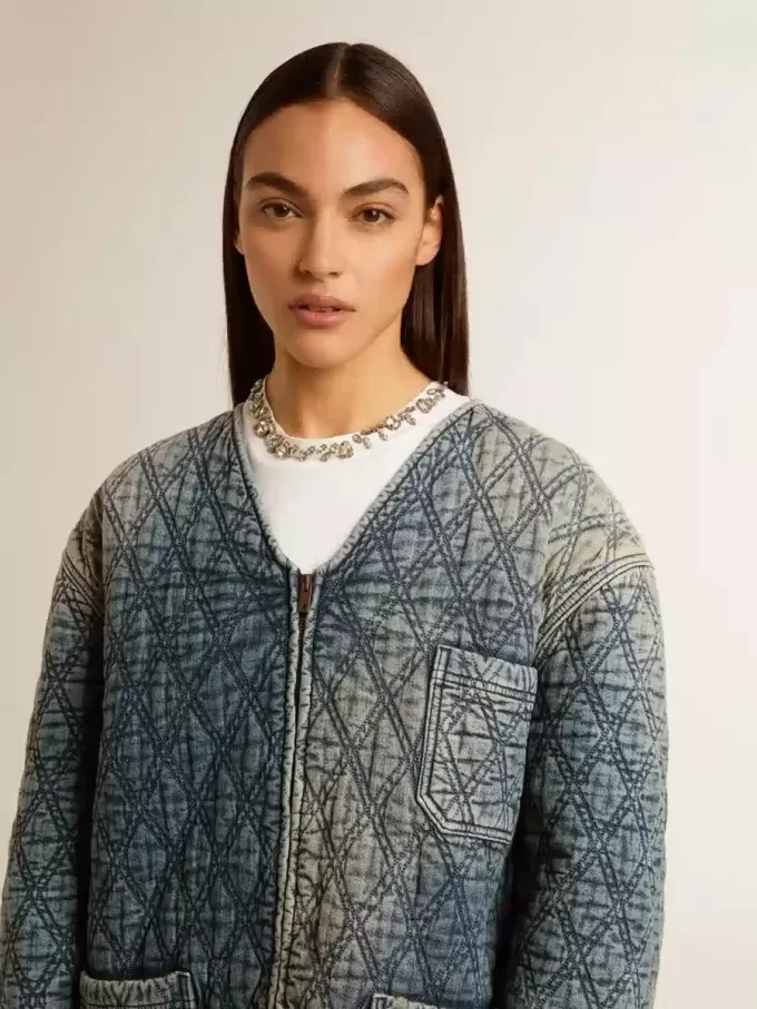 Blå quiltad jacka för dam i bomullsdenim med slitna detaljer