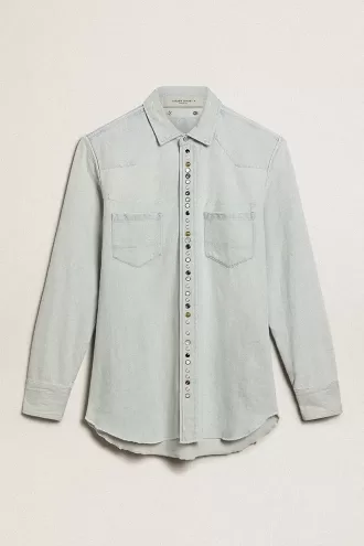 Blekt denimskjorta för herr med hamrade nitar