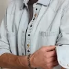 Blekt denimskjorta för herr med hamrade nitar Blekt denimskjorta för herr med hamrade nitar