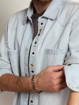Blekt denimskjorta för herr med hamrade nitar