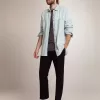 Blekt denimskjorta för herr med hamrade nitar Blekt denimskjorta för herr med hamrade nitar