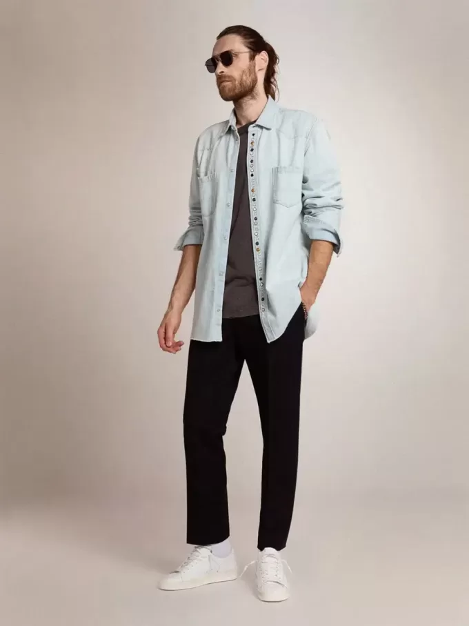 Blekt denimskjorta för herr med hamrade nitar Blekt denimskjorta för herr med hamrade nitar