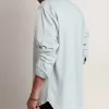 Blekt denimskjorta för herr med hamrade nitar Blekt denimskjorta för herr med hamrade nitar