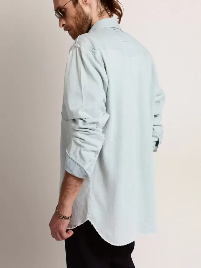 Blekt denimskjorta för herr med hamrade nitar Blekt denimskjorta för herr med hamrade nitar