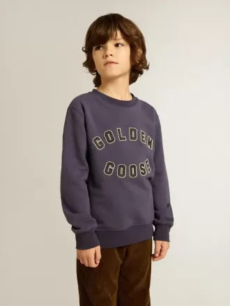 Blåviolett sweatshirt med Golden Goose-text på framsidan
