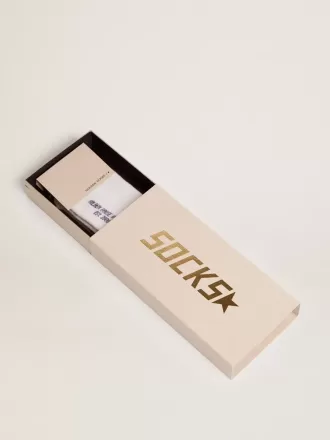 Bomullssockor med slitna detaljer, blå ränder och logotyp