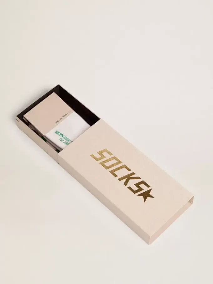 Bomullssockor med slitna detaljer, gröna ränder och logotyp