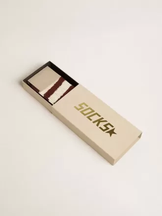 Bruna strumpor med slitna detaljer och slitna vita ränder