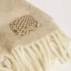 CNY-halsduk i beige alpackaull med fransar CNY-halsduk i beige alpackaull med fransar