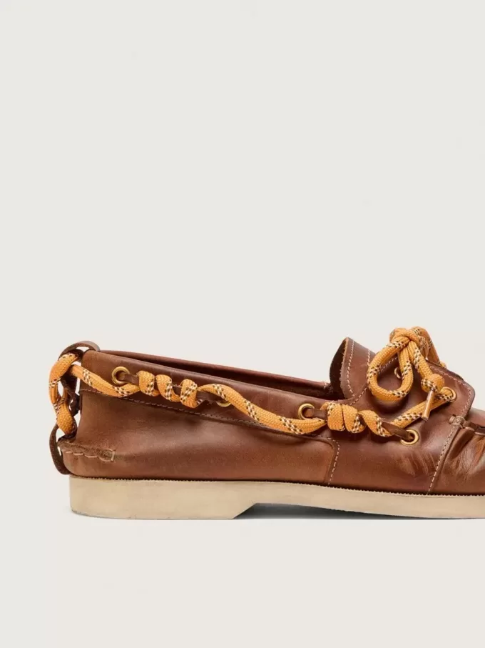 Cruise-loafers för herr i tobaksfärgat läder med orange vandringssnören Cruise-loafers för herr i tobaksfärgat läder med orange vandringssnören
