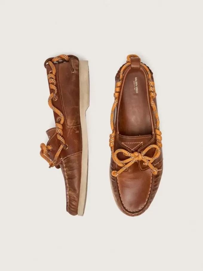 Cruise-loafers för herr i tobaksfärgat läder med orange vandringssnören Cruise-loafers för herr i tobaksfärgat läder med orange vandringssnören