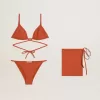 Dam-bikini i tegelröd ribbad jersey med snörning och gulddetaljer