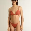 Dam-bikini i tegelröd ribbad jersey med snörning och gulddetaljer