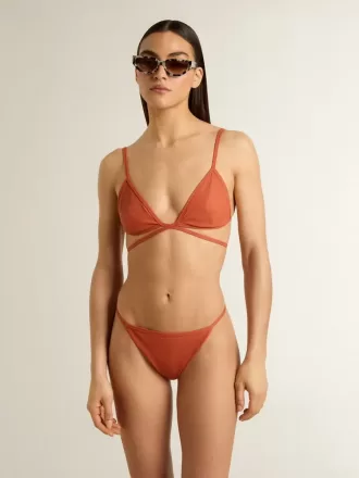 Dam-bikini i tegelröd ribbad jersey med snörning och gulddetaljer