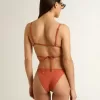 Dam-bikini i tegelröd ribbad jersey med snörning och gulddetaljer