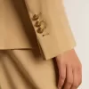Damblazer med dubbla knappar i sandfärg med guldfärgade heraldiska knappar Damblazer med dubbla knappar i sandfärg med guldfärgade heraldiska knappar