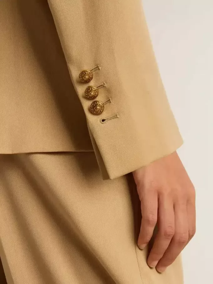Damblazer med dubbla knappar i sandfärg med guldfärgade heraldiska knappar Damblazer med dubbla knappar i sandfärg med guldfärgade heraldiska knappar